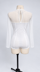 Keyhole back with single button