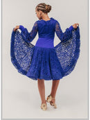 Chic dress for dancing with voluminous sleeves