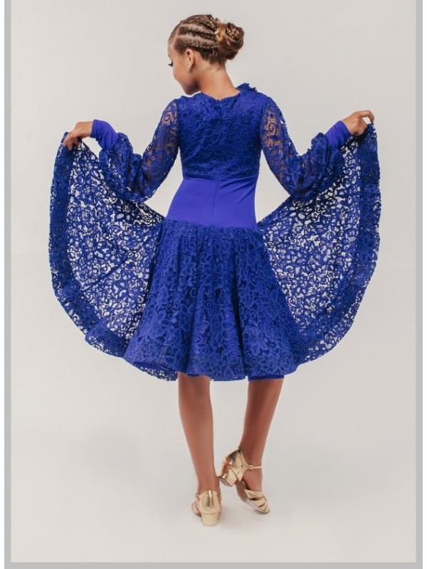 Chic dress for dancing with voluminous sleeves