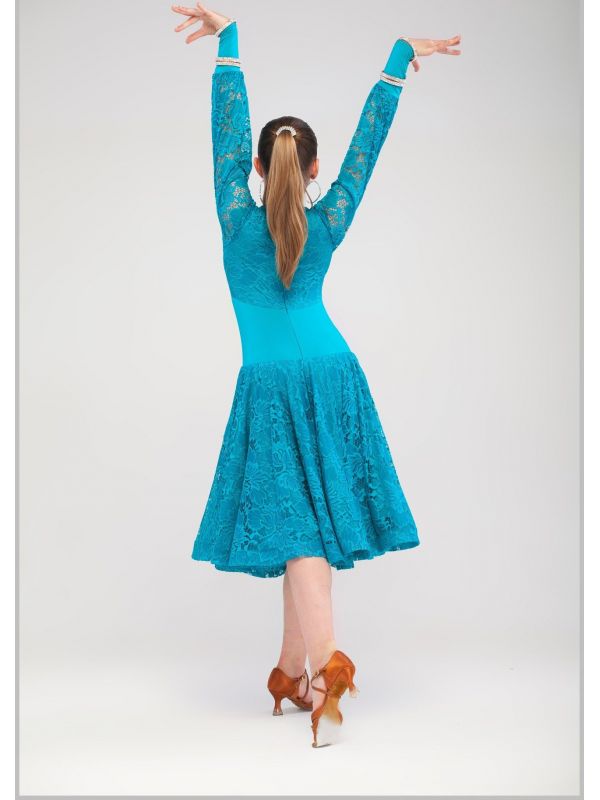 Chic dress for dancing with voluminous sleeves