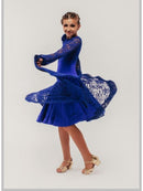 Chic dress for dancing with voluminous sleeves